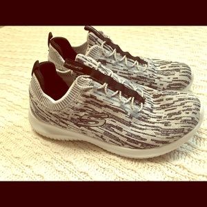 Woman’s sketchers size 7.5